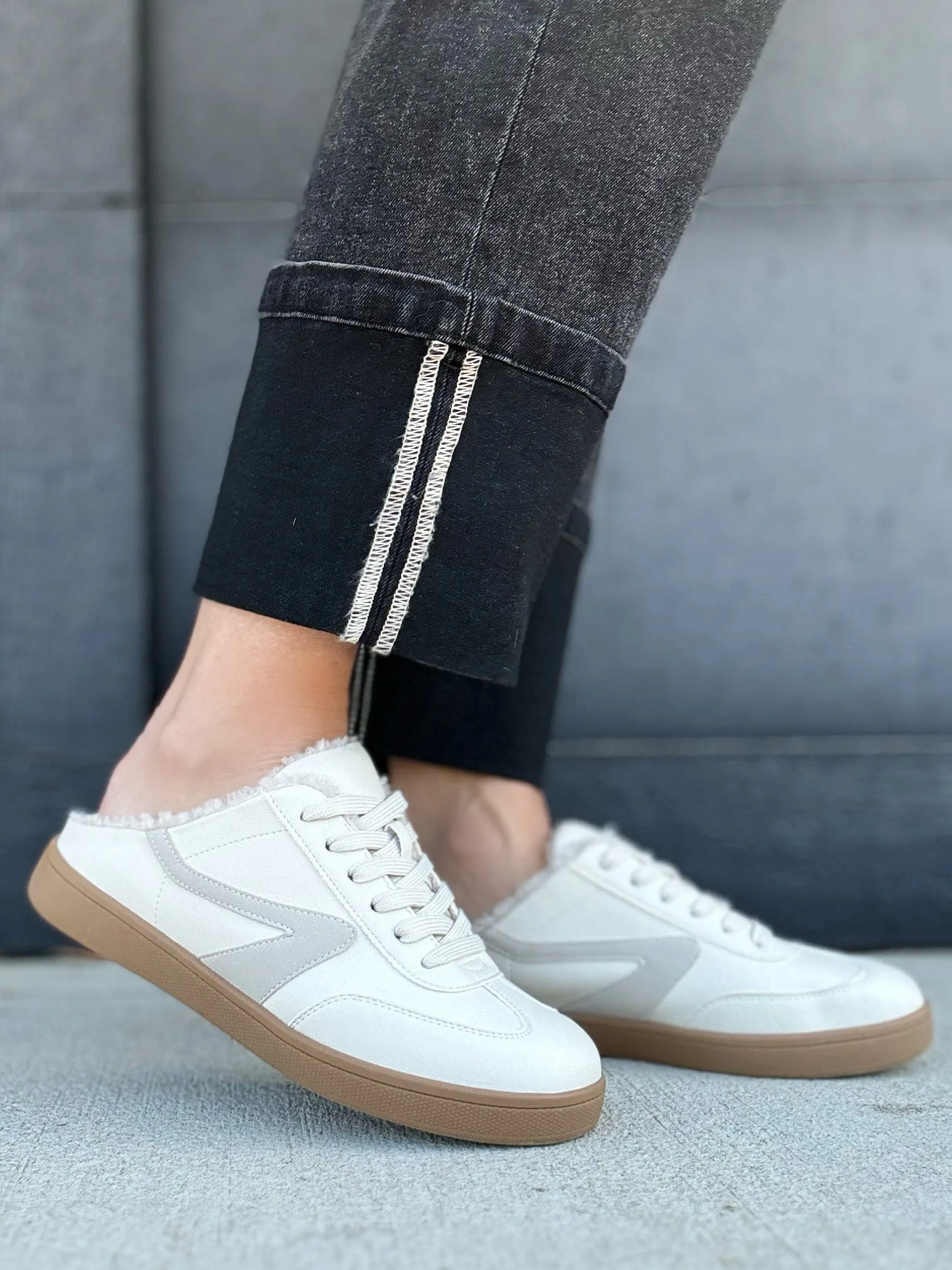 Cuffed Borrom Denim Pants In Black